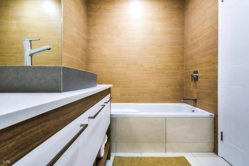Chic Mt-Tremblant Condo With View On The Lake By Denstays Mont-Tremblant Ngoại thất bức ảnh