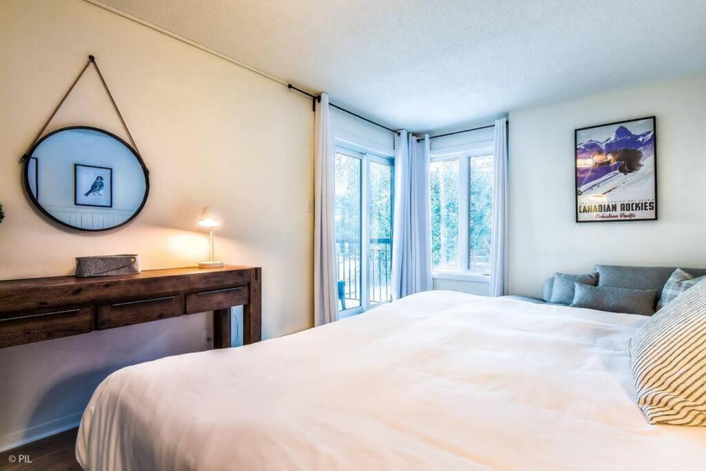 Chic Mt-Tremblant Condo With View On The Lake By Denstays Mont-Tremblant Ngoại thất bức ảnh